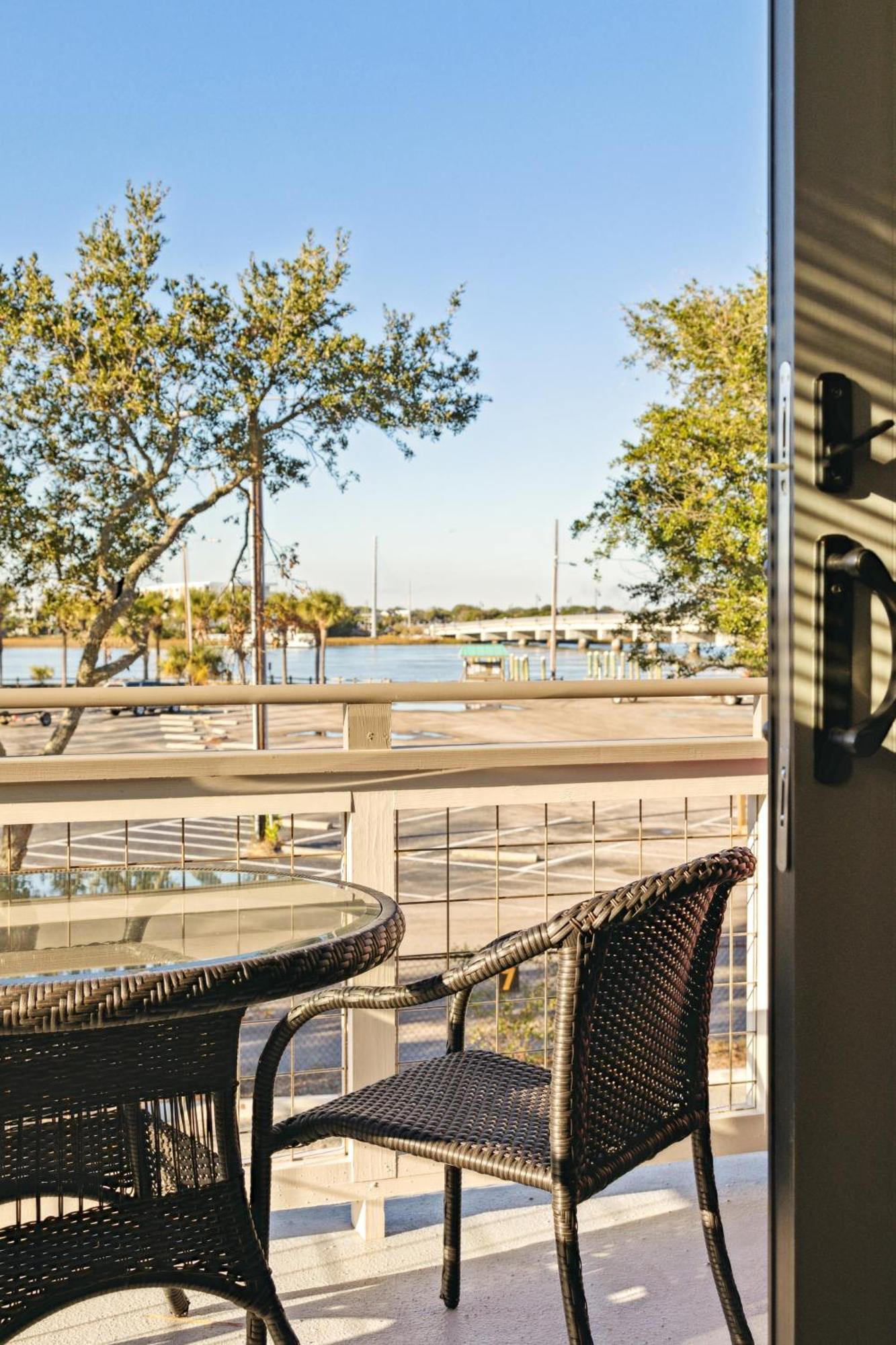 Hotel Folly With Marsh And Sunset Views 폴리 비치 외부 사진